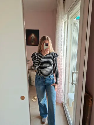 Camiseta Zara volantes hombros rayas