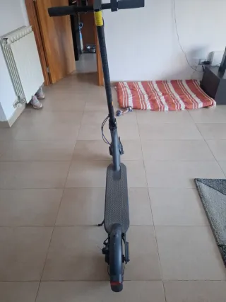 Patinete eléctrico gris