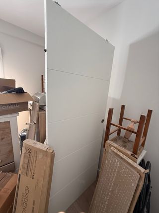 Puerta corredera blanca moderna