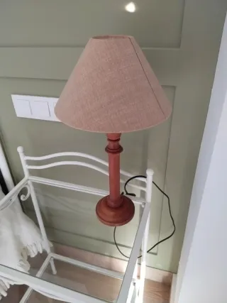 2 Lámpara de mesa beige y madera