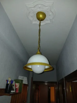 Lámpara de techo colgante dorada y blanca