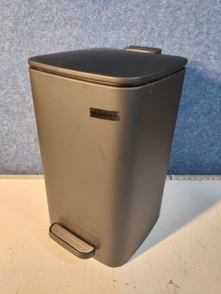 Cubo de basura SONGMICS 8 L con pedal, compacto para baño