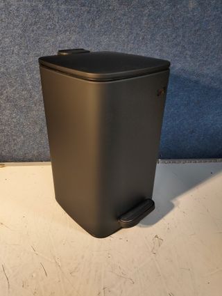 Cubo de basura SONGMICS 8 L con pedal, compacto para baño