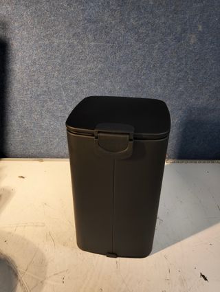 Cubo de basura SONGMICS 8 L con pedal, compacto para baño