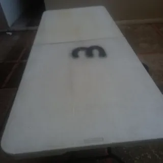 Tavolo pieghevole in plastica grigio