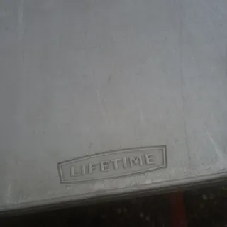 Tavolo pieghevole in plastica grigio