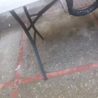 Tavolo pieghevole in plastica grigio