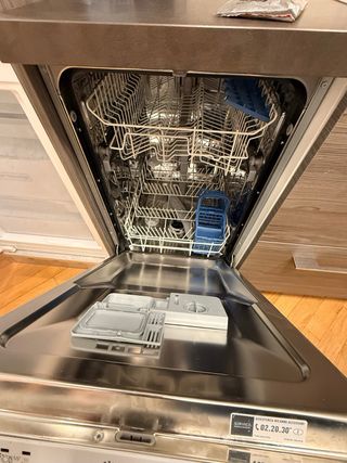 Cucina moderna con elettrodomestici e frigo