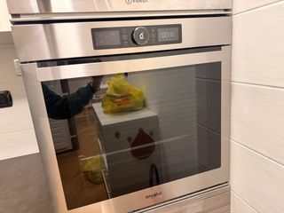 Cucina moderna con elettrodomestici e frigo