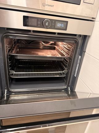 Cucina moderna con elettrodomestici e frigo