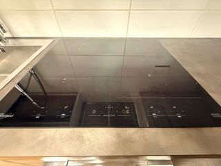 Cucina moderna con elettrodomestici e frigo