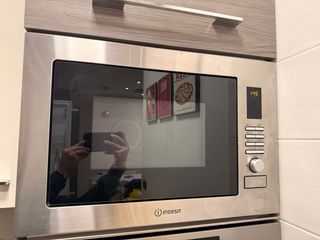 Cucina moderna con elettrodomestici e frigo