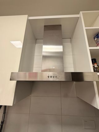 Cucina moderna con elettrodomestici e frigo