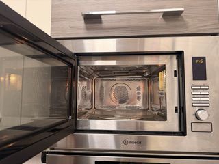 Cucina moderna con elettrodomestici e frigo