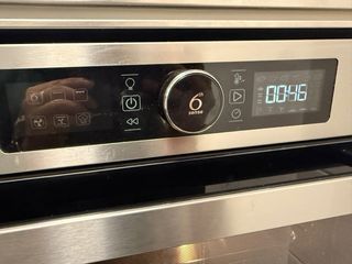 Cucina moderna con elettrodomestici e frigo