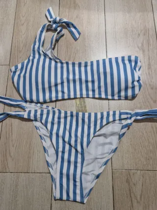 Bikini de rayas azul y blanco