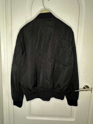 Cazadora Bomber Bershka Negra