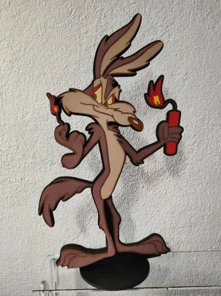 Statuina Willy Coyote con dinamite