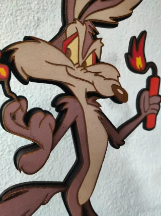 Statuina Willy Coyote con dinamite