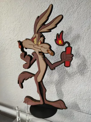 Statuina Willy Coyote con dinamite