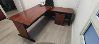 Mesa de oficina de madera, cajonera y mueble