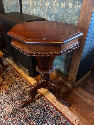 Mesa costurera de madera tallada