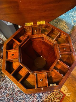 Mesa costurera de madera tallada