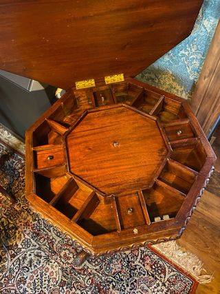 Mesa costurera de madera tallada