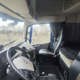 Camión Volvo fh 540 con grúa