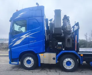 Camión Volvo fh 540 con grúa