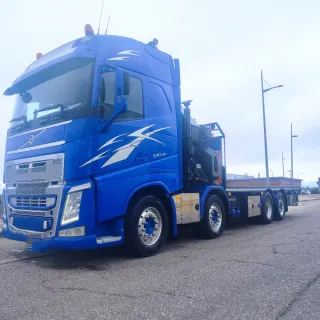 Camión Volvo fh 540 con grúa