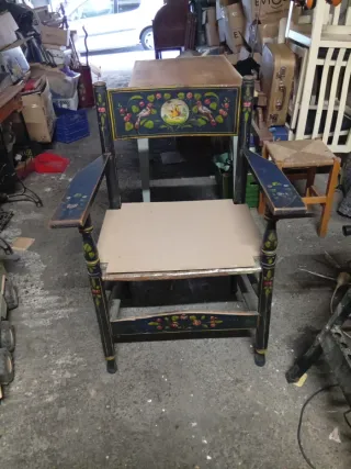 Butaca de madera pintada a mano