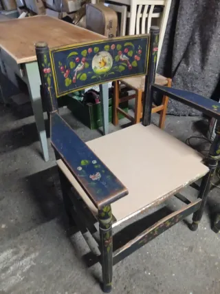 Butaca de madera pintada a mano