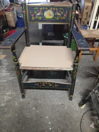Butaca de madera pintada a mano