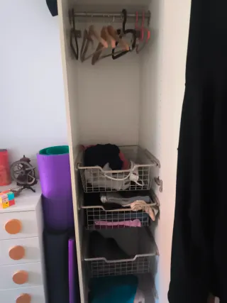 Armario blanco y morado