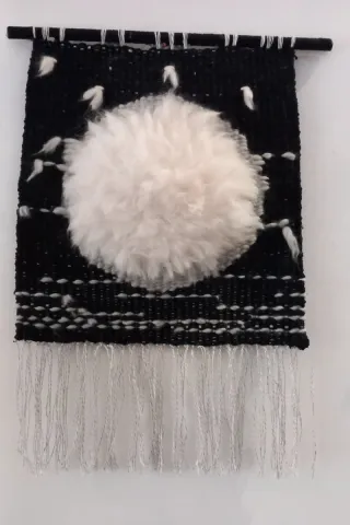 Arazzo bianco e nero tessuto a mano "luna"