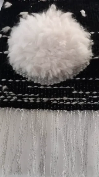 Arazzo bianco e nero tessuto a mano "luna"