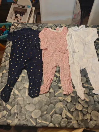 Lote 3 pijamas bebé 6-9 meses