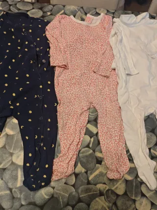 Lote 3 pijamas bebé 6-9 meses