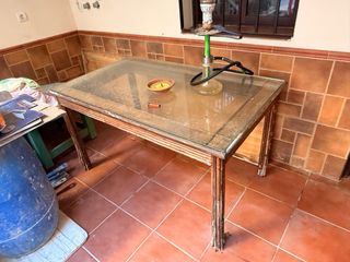 Tavolo da giardino in vetro e rattan