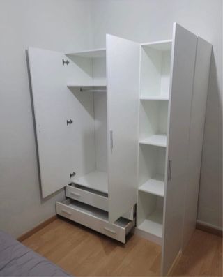 Armario blanco de madera