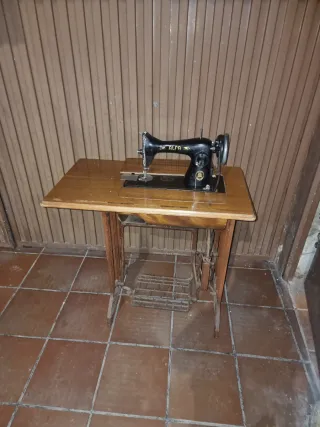 Máquina de coser Alfa antigua