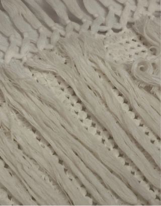 Sciarpa in lana beige e bianca con frange