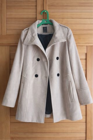 Abrigo beige doble botonadura
