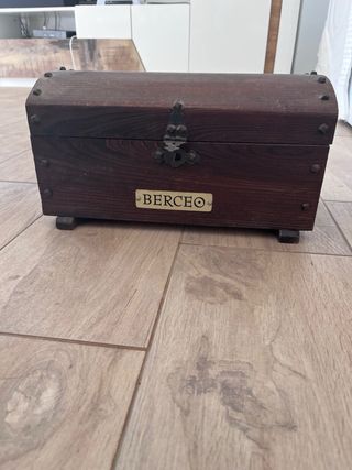 Cofre antiguo de madera y metal