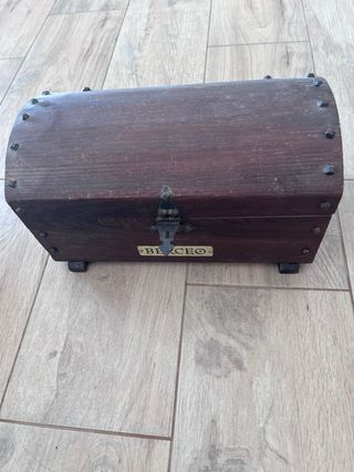 Cofre antiguo de madera y metal
