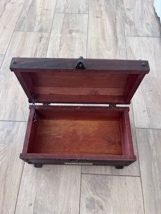 Cofre antiguo de madera y metal