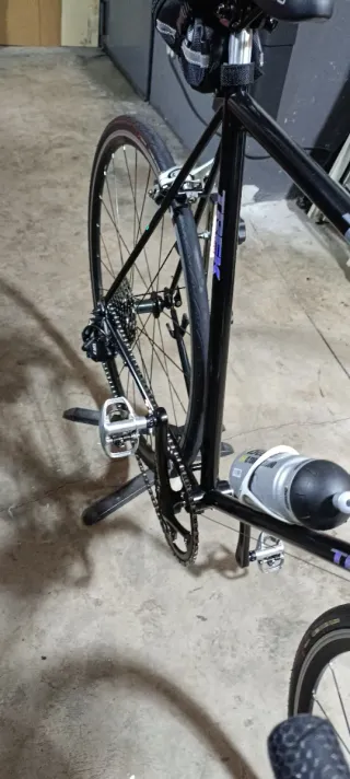 Bicicleta de carretera negra