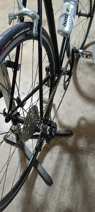 Bicicleta de carretera negra