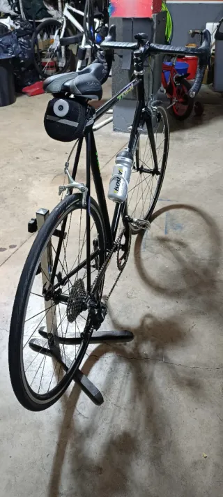 Bicicleta de carretera negra